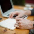 Persona tomando notas en una libreta